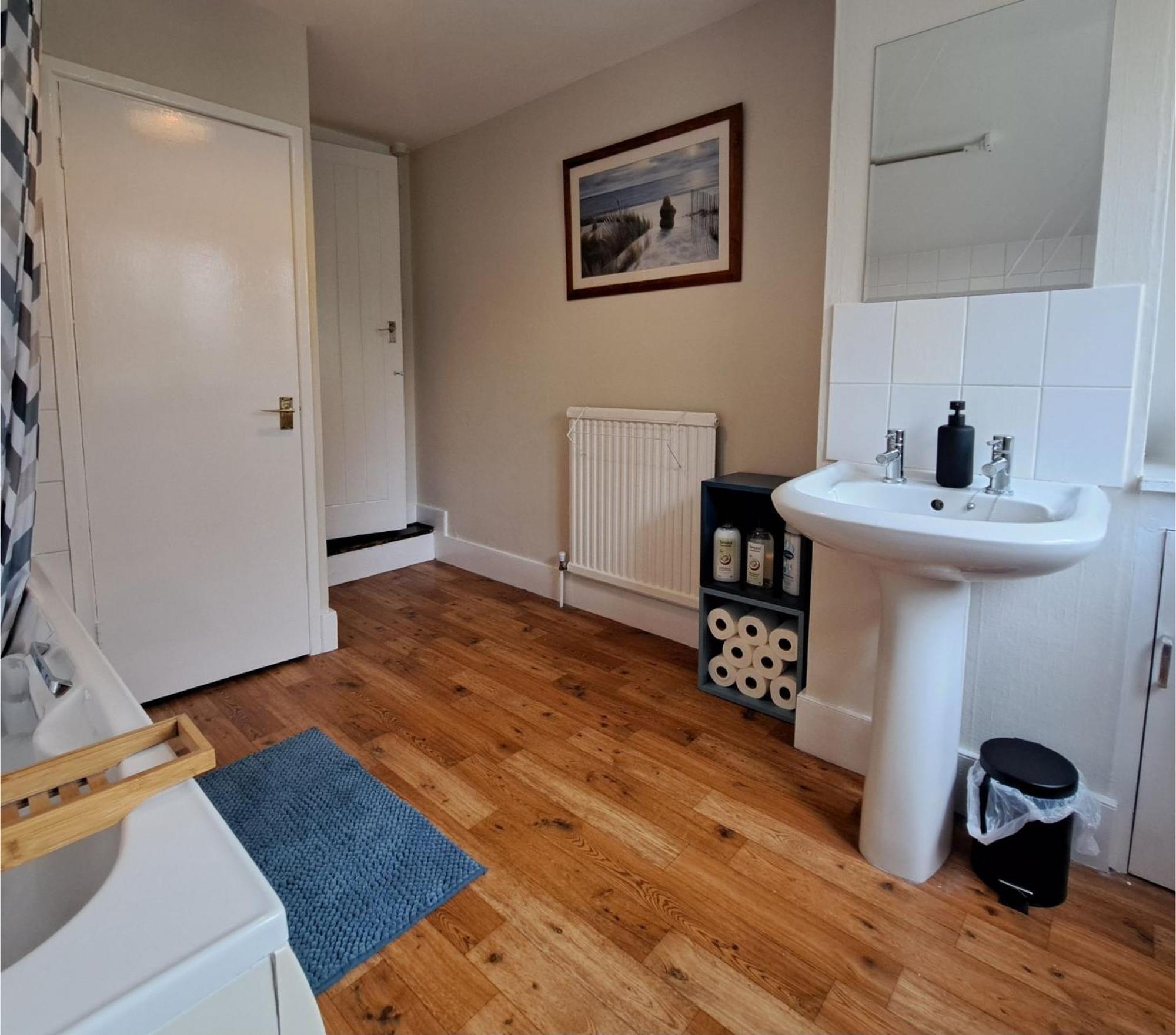 Generous 3 Bed In The Heart Of The Village ฮันติงตัน ภายนอก รูปภาพ