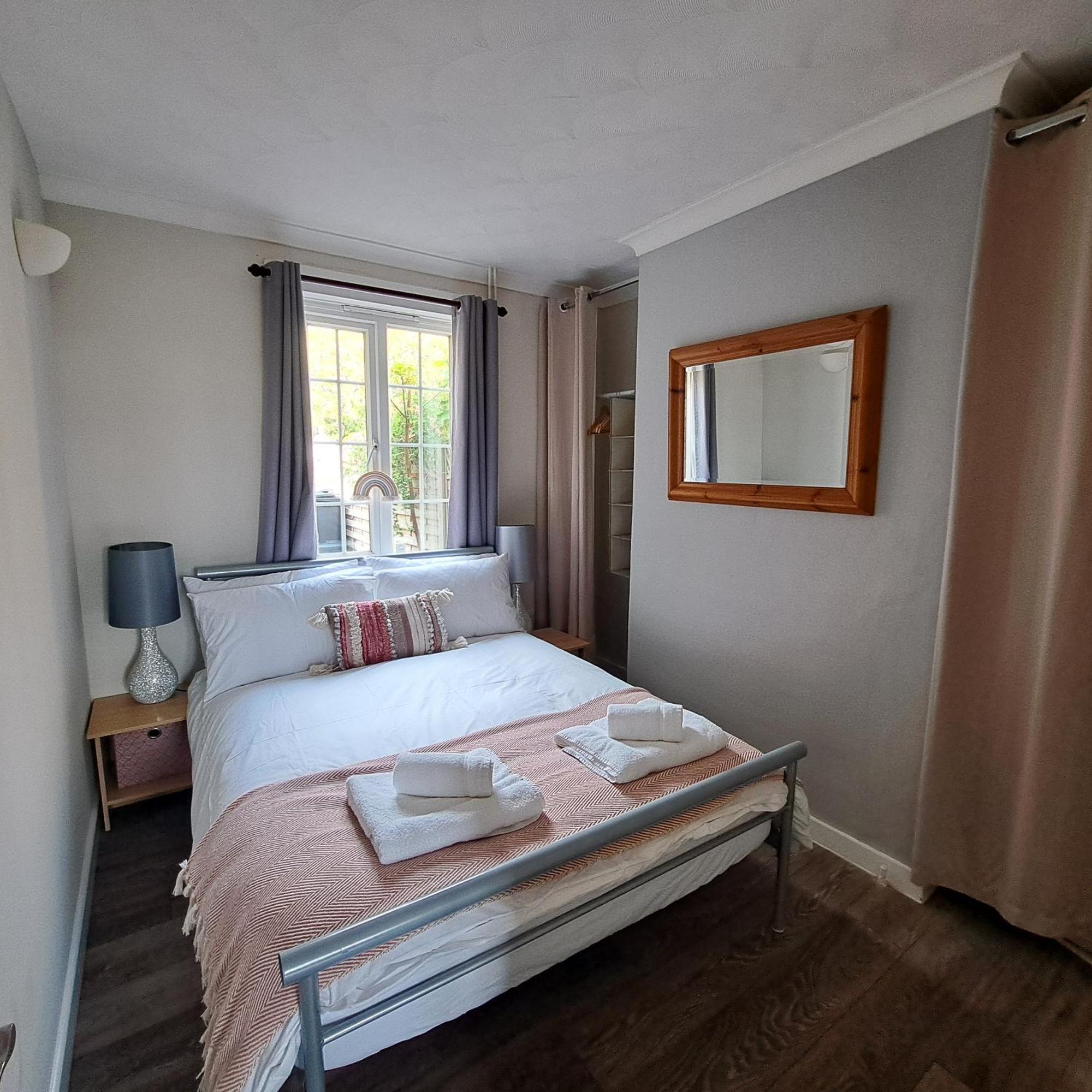 Generous 3 Bed In The Heart Of The Village ฮันติงตัน ภายนอก รูปภาพ