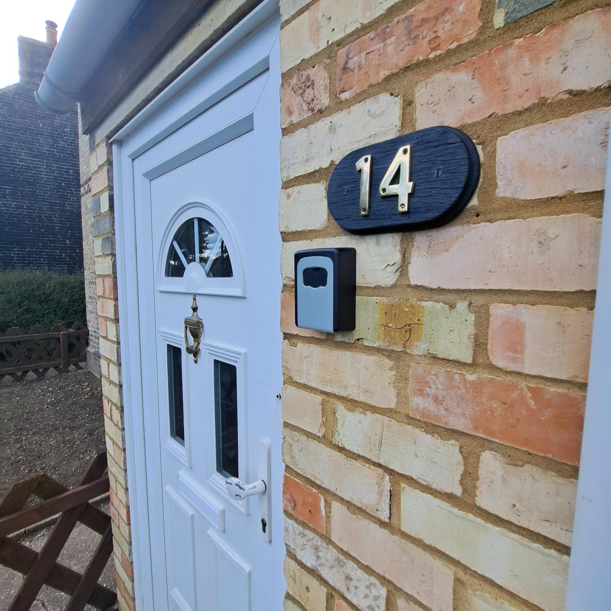 Generous 3 Bed In The Heart Of The Village ฮันติงตัน ภายนอก รูปภาพ