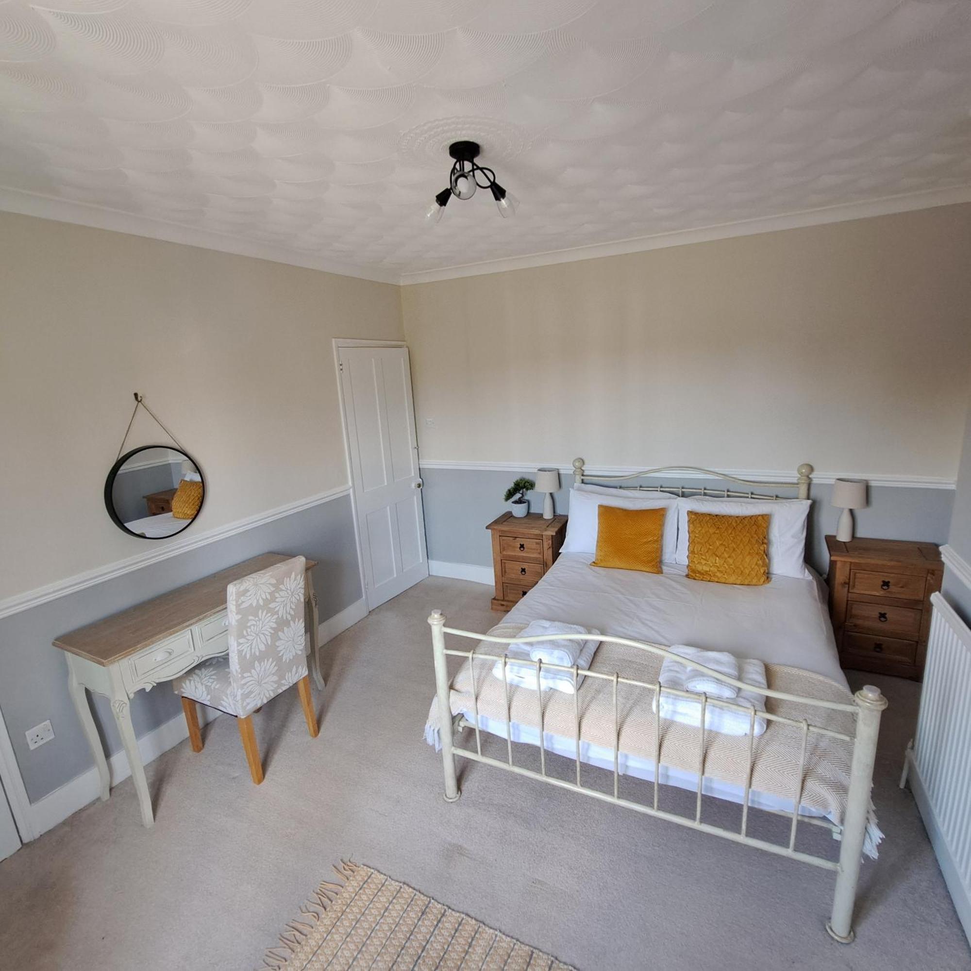 Generous 3 Bed In The Heart Of The Village ฮันติงตัน ภายนอก รูปภาพ