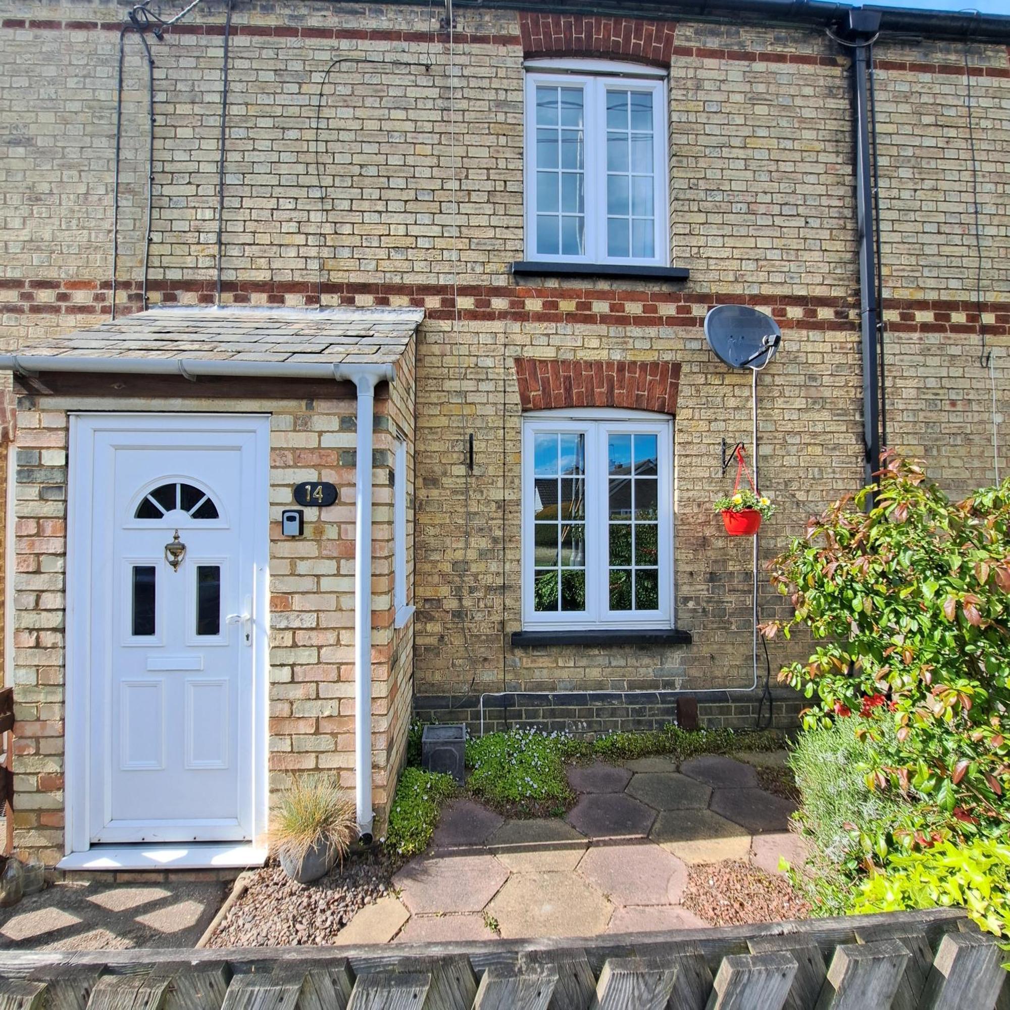 Generous 3 Bed In The Heart Of The Village ฮันติงตัน ภายนอก รูปภาพ
