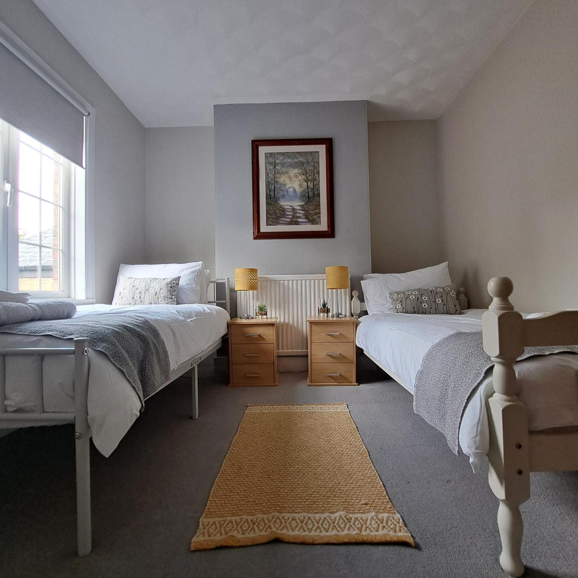 Generous 3 Bed In The Heart Of The Village ฮันติงตัน ภายนอก รูปภาพ