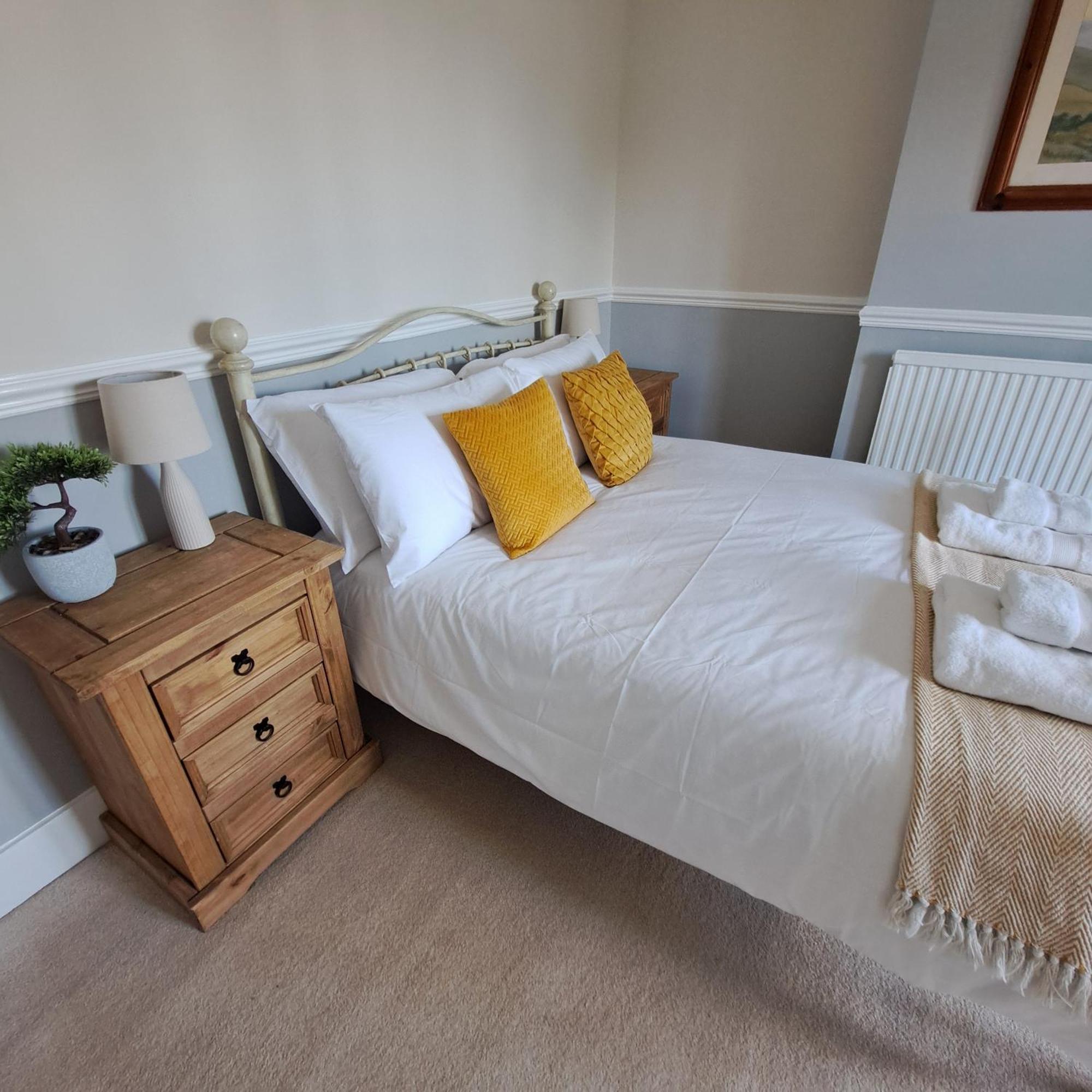Generous 3 Bed In The Heart Of The Village ฮันติงตัน ภายนอก รูปภาพ