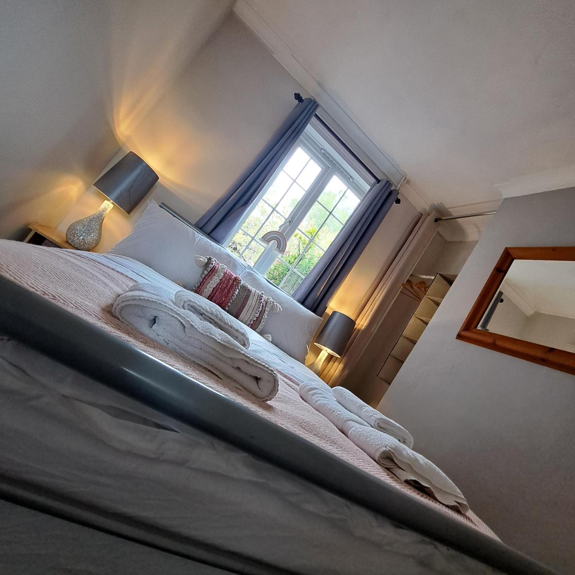 Generous 3 Bed In The Heart Of The Village ฮันติงตัน ภายนอก รูปภาพ