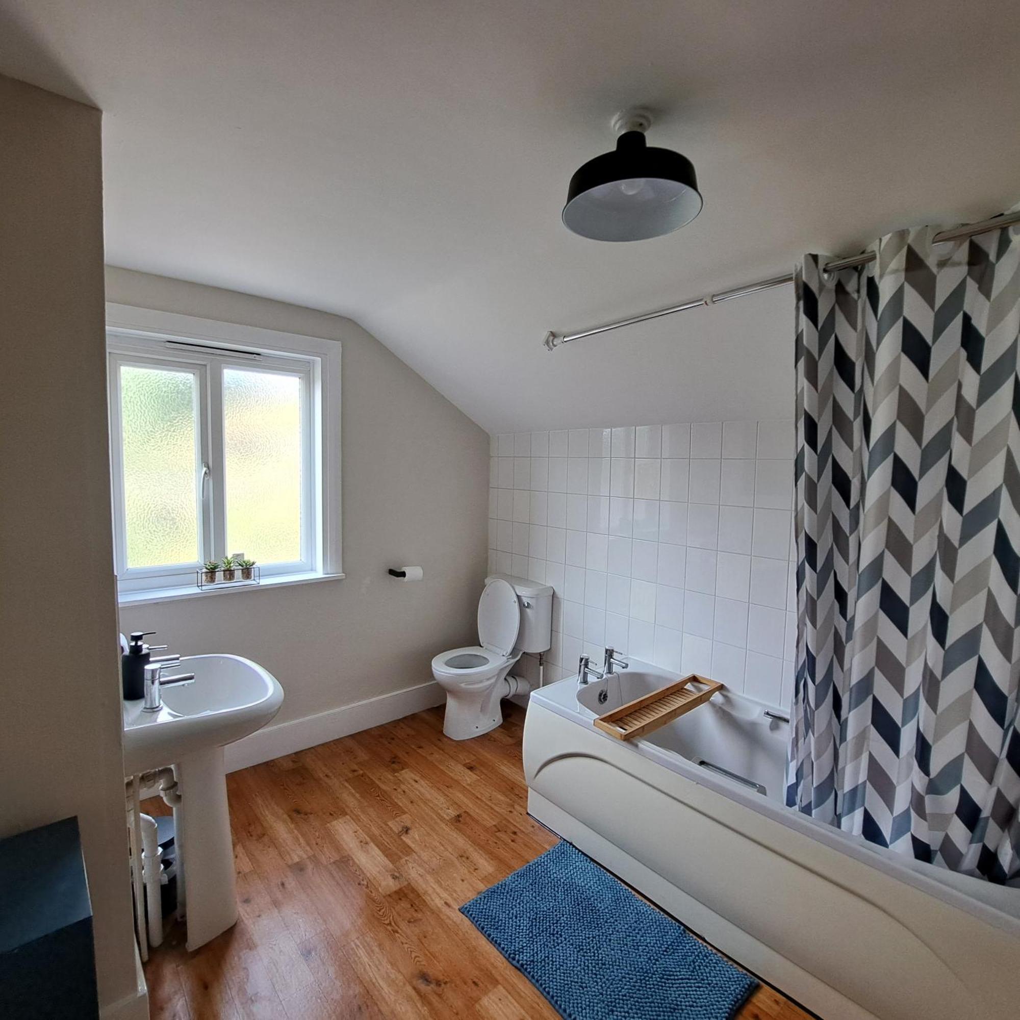 Generous 3 Bed In The Heart Of The Village ฮันติงตัน ภายนอก รูปภาพ