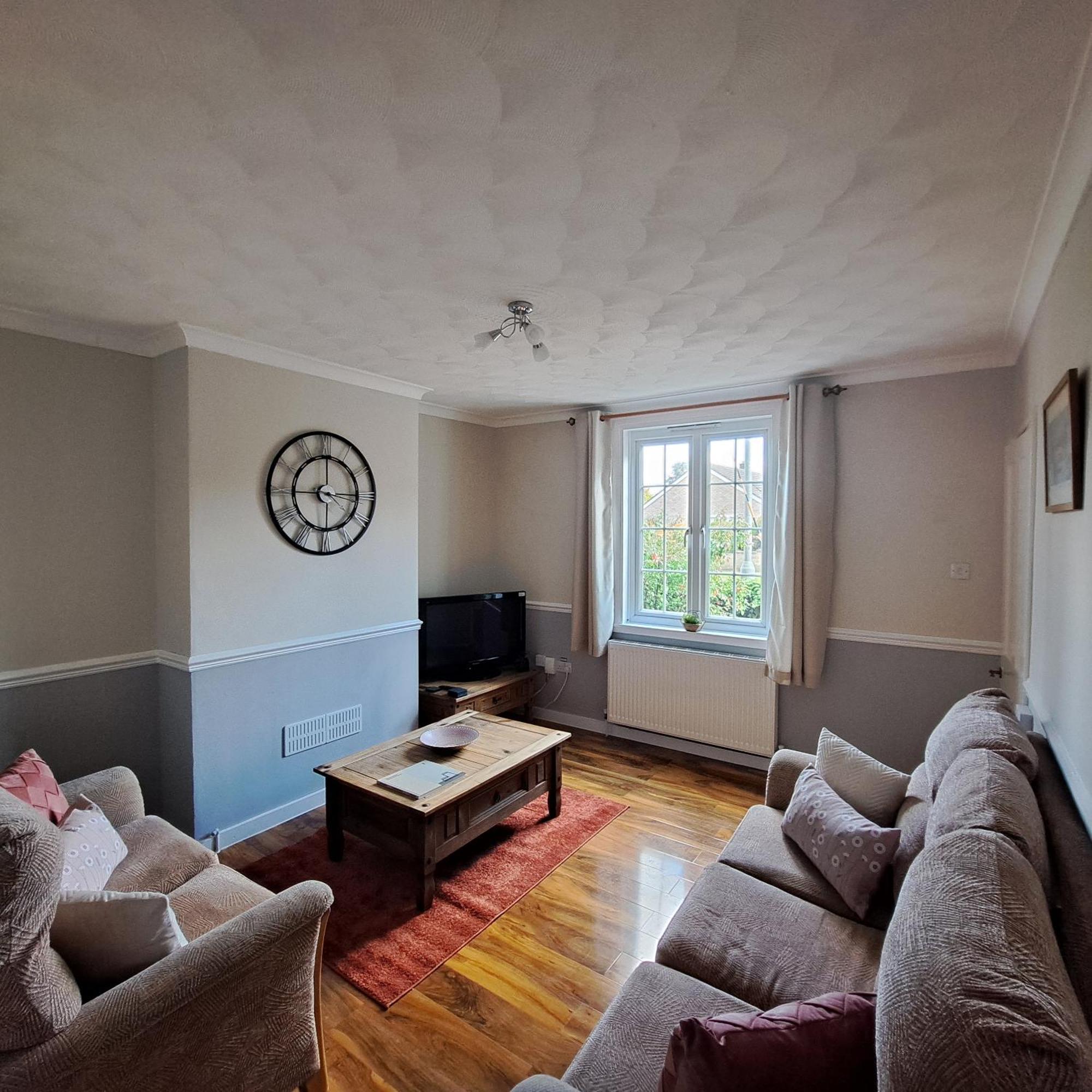 Generous 3 Bed In The Heart Of The Village ฮันติงตัน ภายนอก รูปภาพ