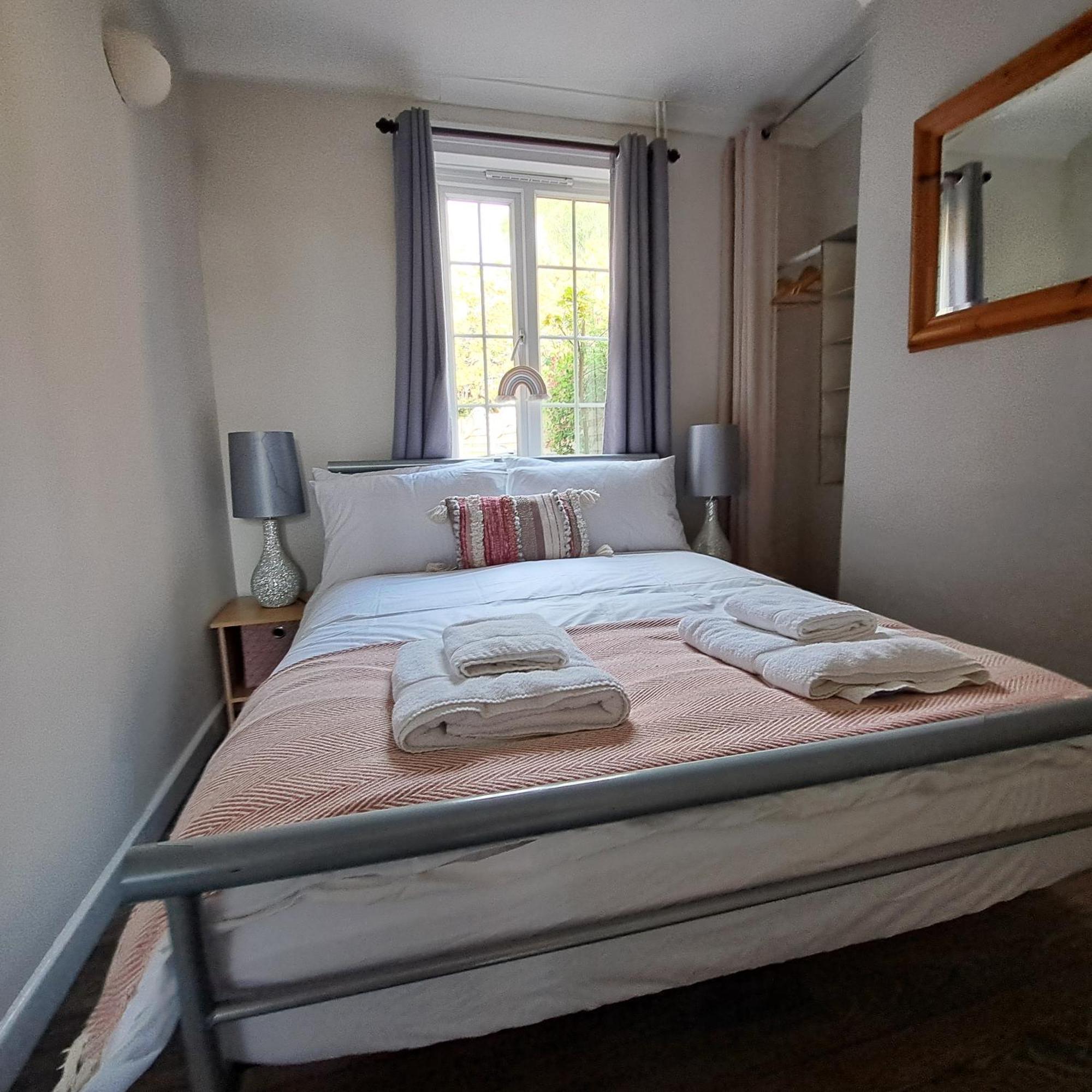 Generous 3 Bed In The Heart Of The Village ฮันติงตัน ภายนอก รูปภาพ