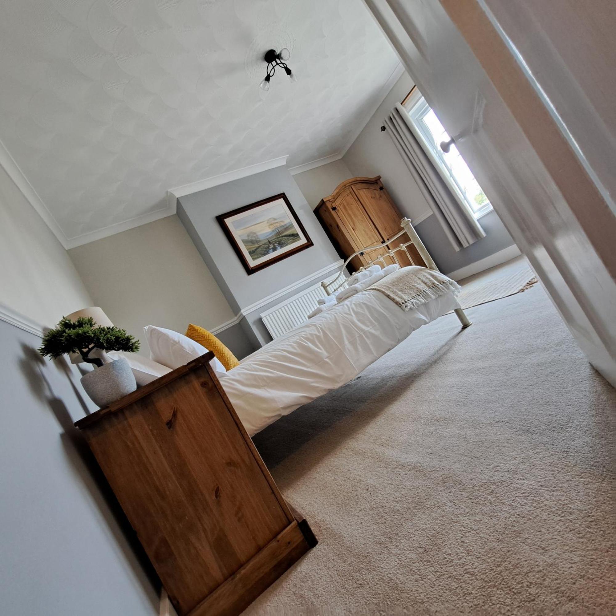 Generous 3 Bed In The Heart Of The Village ฮันติงตัน ภายนอก รูปภาพ